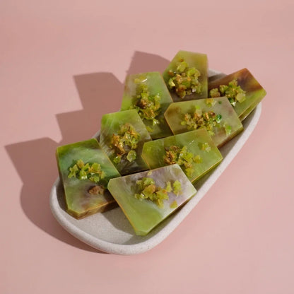 Apple caramel crystal candy 8 pieces on the tray